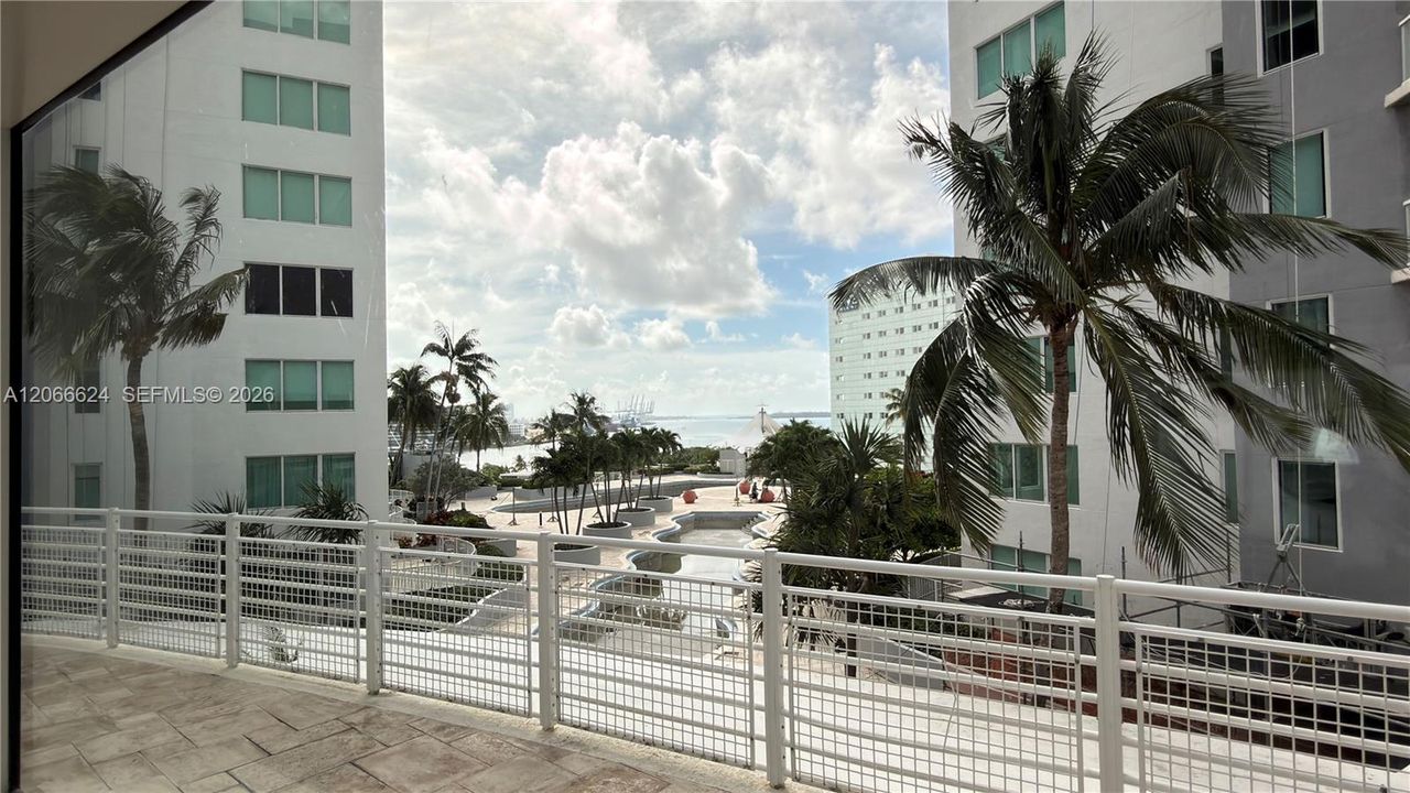 For Sale: $395,000 (2 beds, 2 baths, 1006 Square Feet)