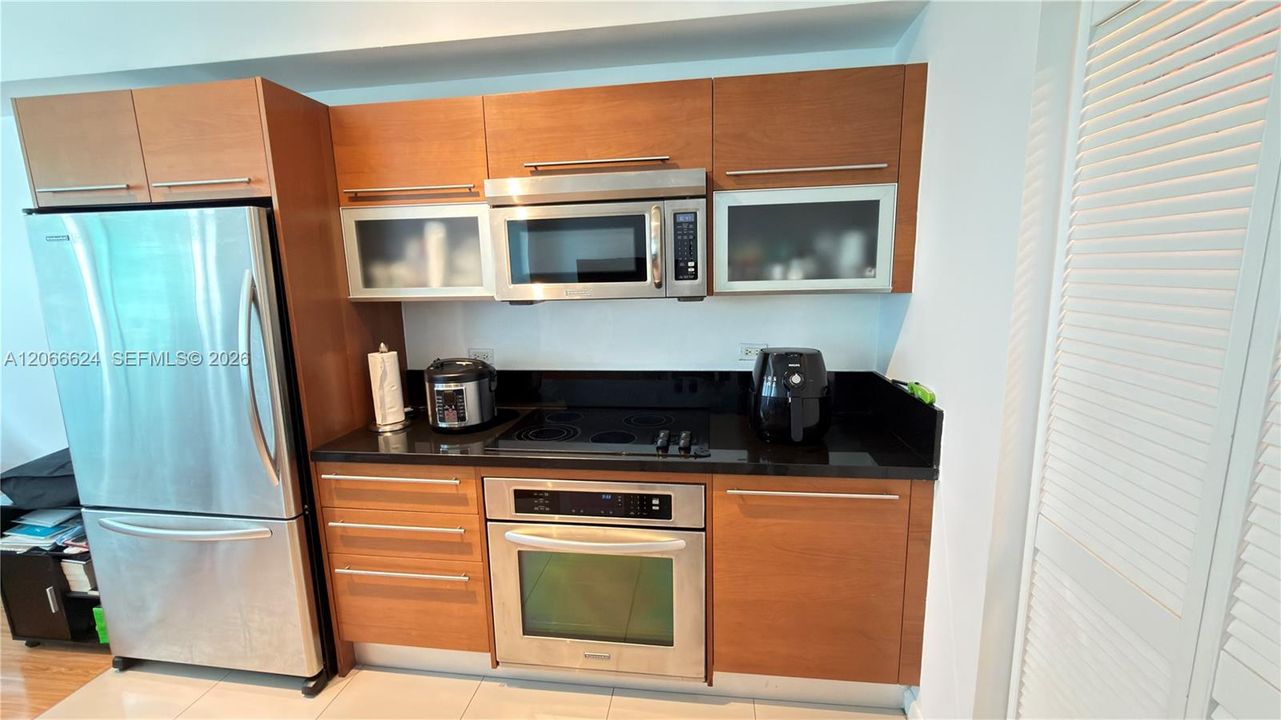 For Sale: $395,000 (2 beds, 2 baths, 1006 Square Feet)