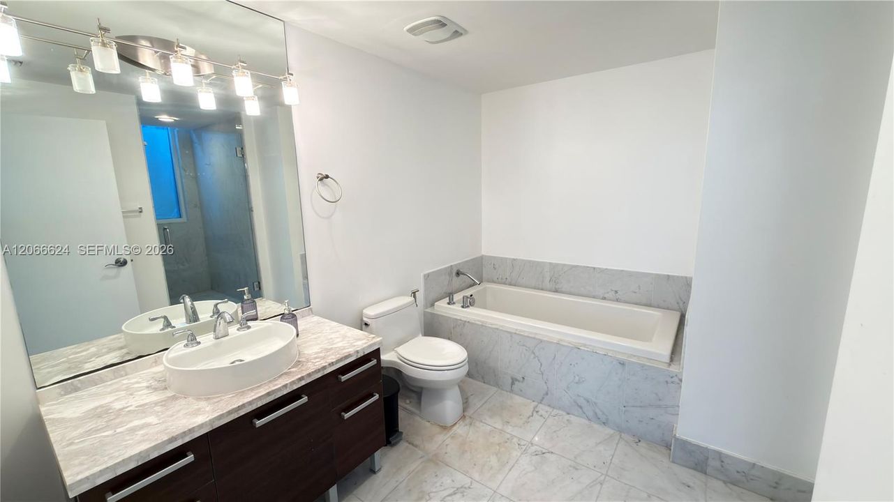 For Sale: $395,000 (2 beds, 2 baths, 1006 Square Feet)