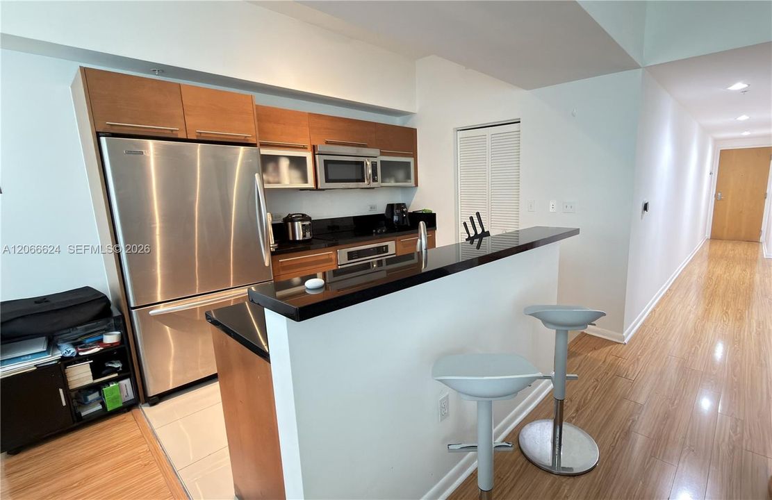For Sale: $395,000 (2 beds, 2 baths, 1006 Square Feet)