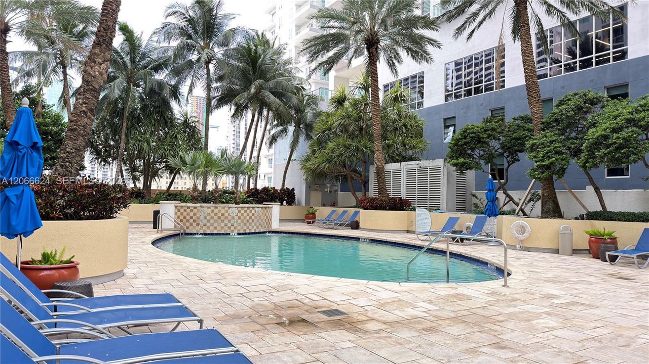 For Sale: $395,000 (2 beds, 2 baths, 1006 Square Feet)