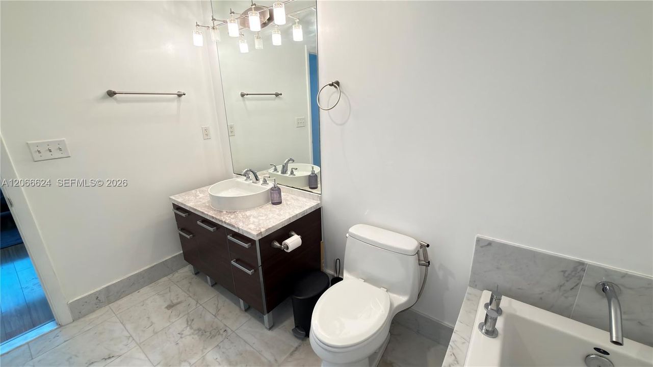 For Sale: $395,000 (2 beds, 2 baths, 1006 Square Feet)
