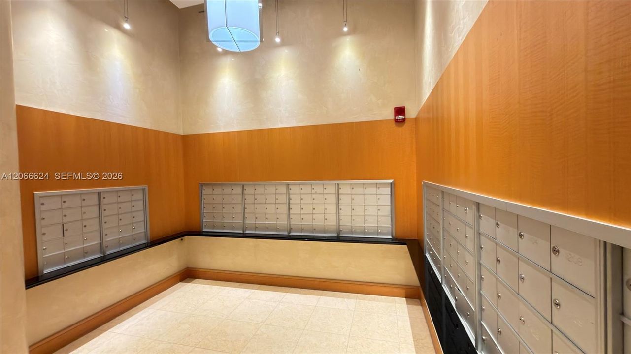 For Sale: $395,000 (2 beds, 2 baths, 1006 Square Feet)