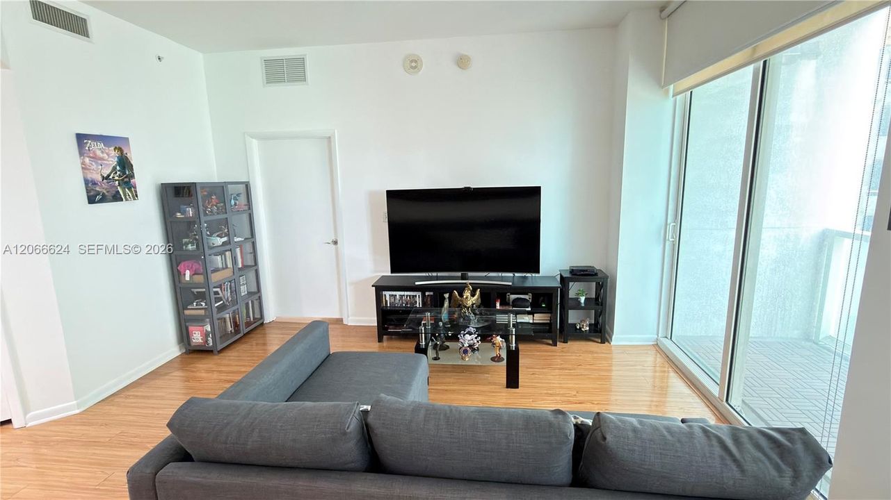 For Sale: $395,000 (2 beds, 2 baths, 1006 Square Feet)