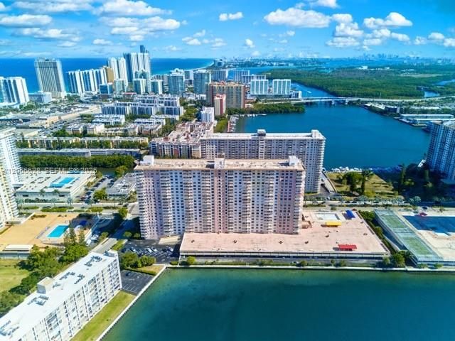 En Venta: $290,000 (1 camas, 1 baños, 943 Pies cuadrados)
