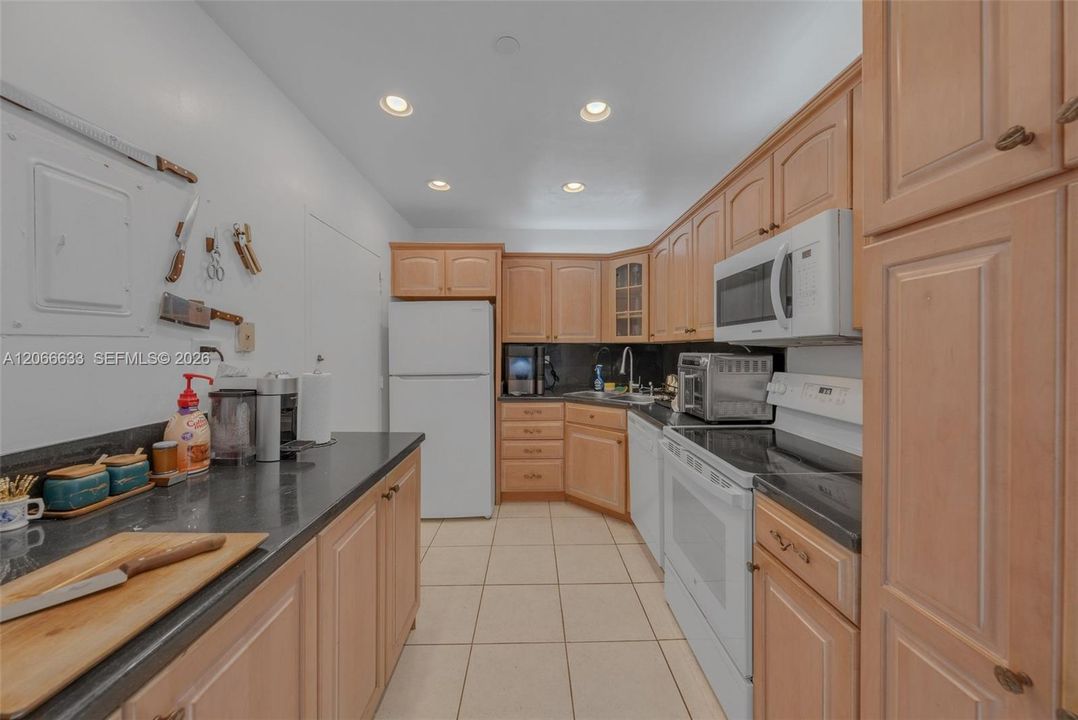 For Sale: $799,000 (2 beds, 2 baths, 1290 Square Feet)