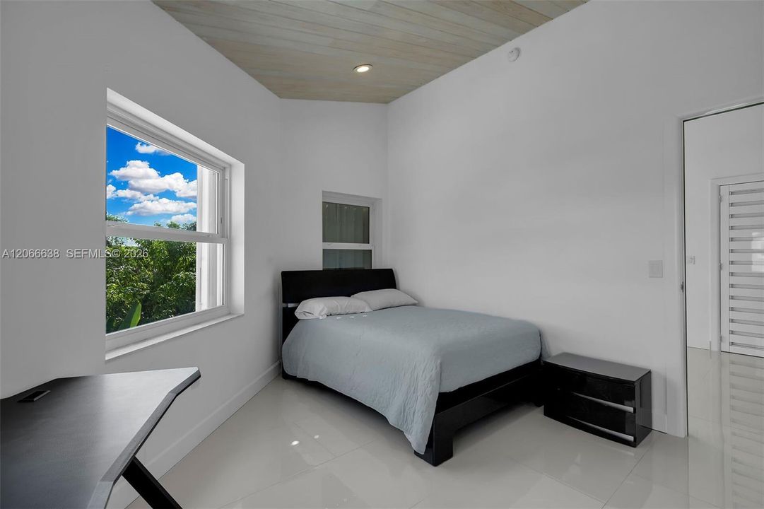 For Sale: $1,398,000 (3 beds, 2 baths, 2076 Square Feet)