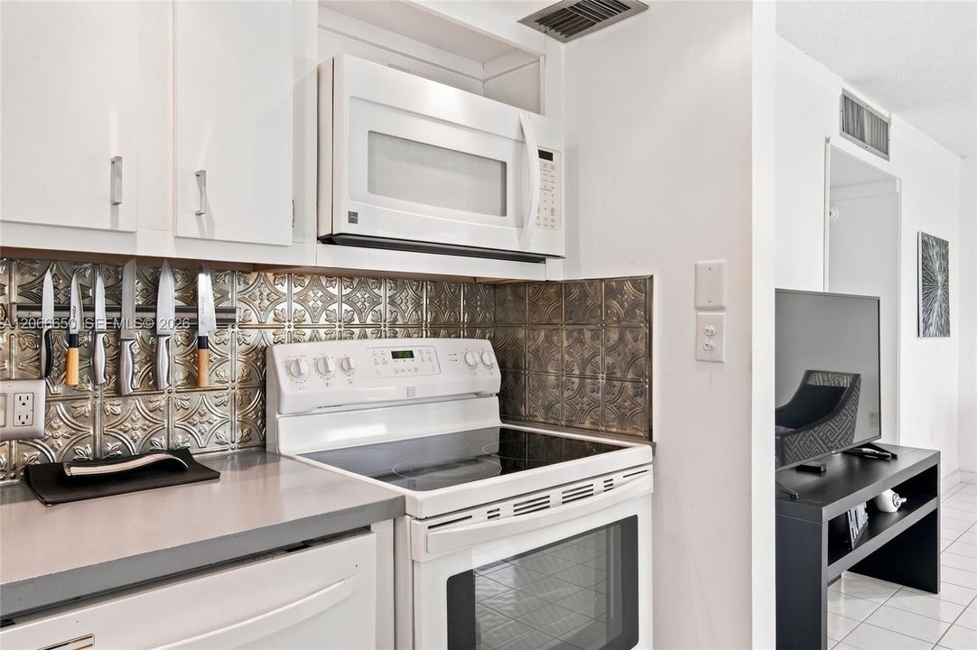En Venta: $217,000 (1 camas, 1 baños, 896 Pies cuadrados)