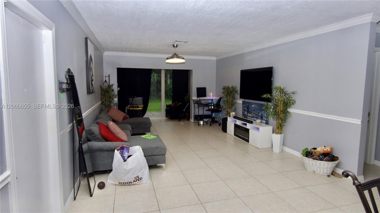 En Venta: $215,000 (3 camas, 2 baños, 1216 Pies cuadrados)