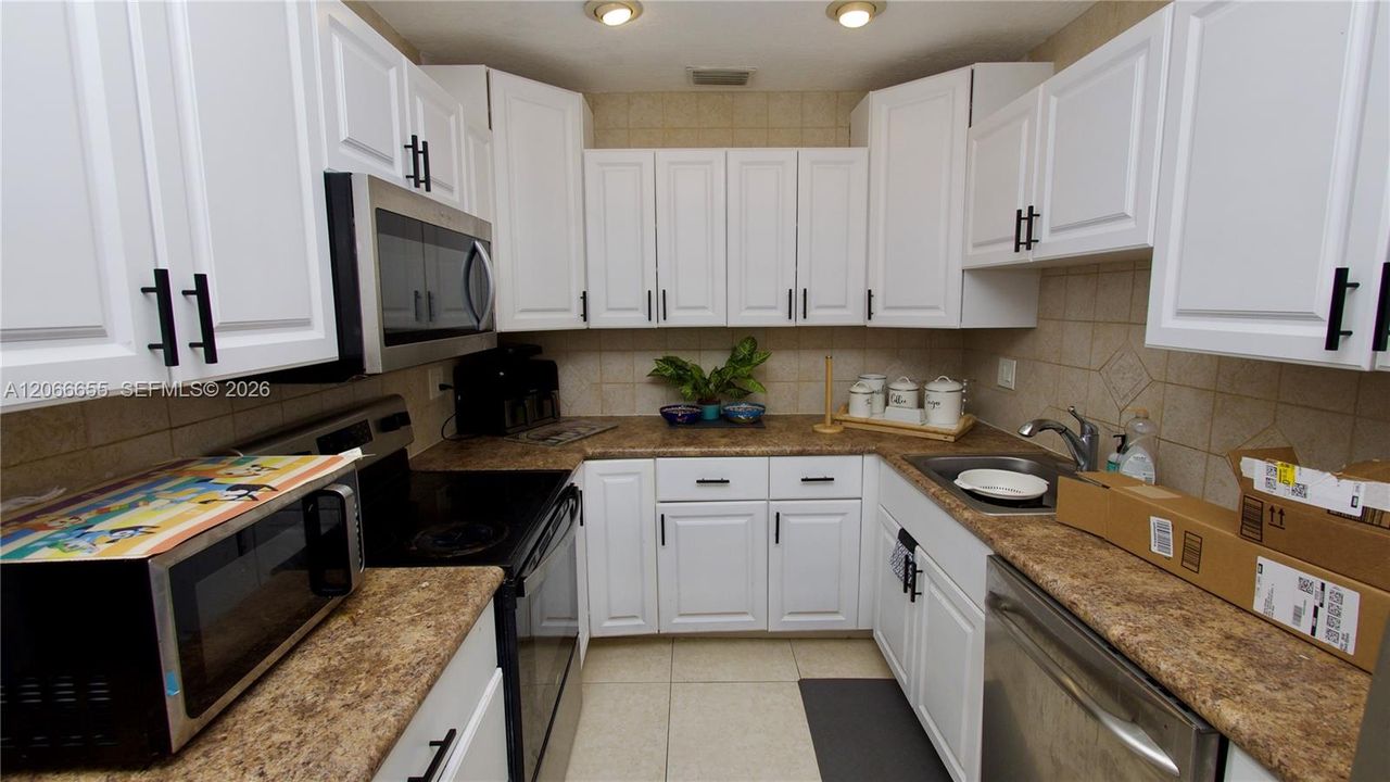 En Venta: $215,000 (3 camas, 2 baños, 1216 Pies cuadrados)
