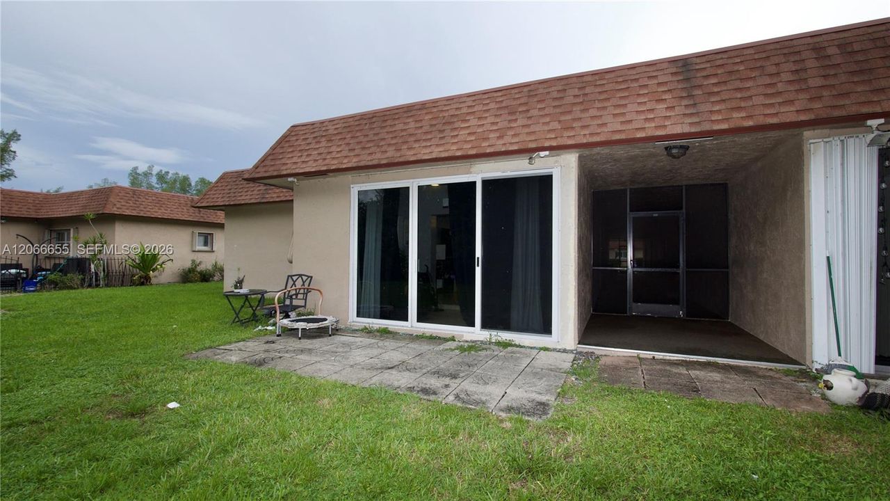 En Venta: $215,000 (3 camas, 2 baños, 1216 Pies cuadrados)