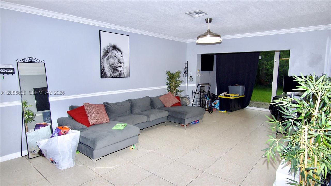 En Venta: $215,000 (3 camas, 2 baños, 1216 Pies cuadrados)
