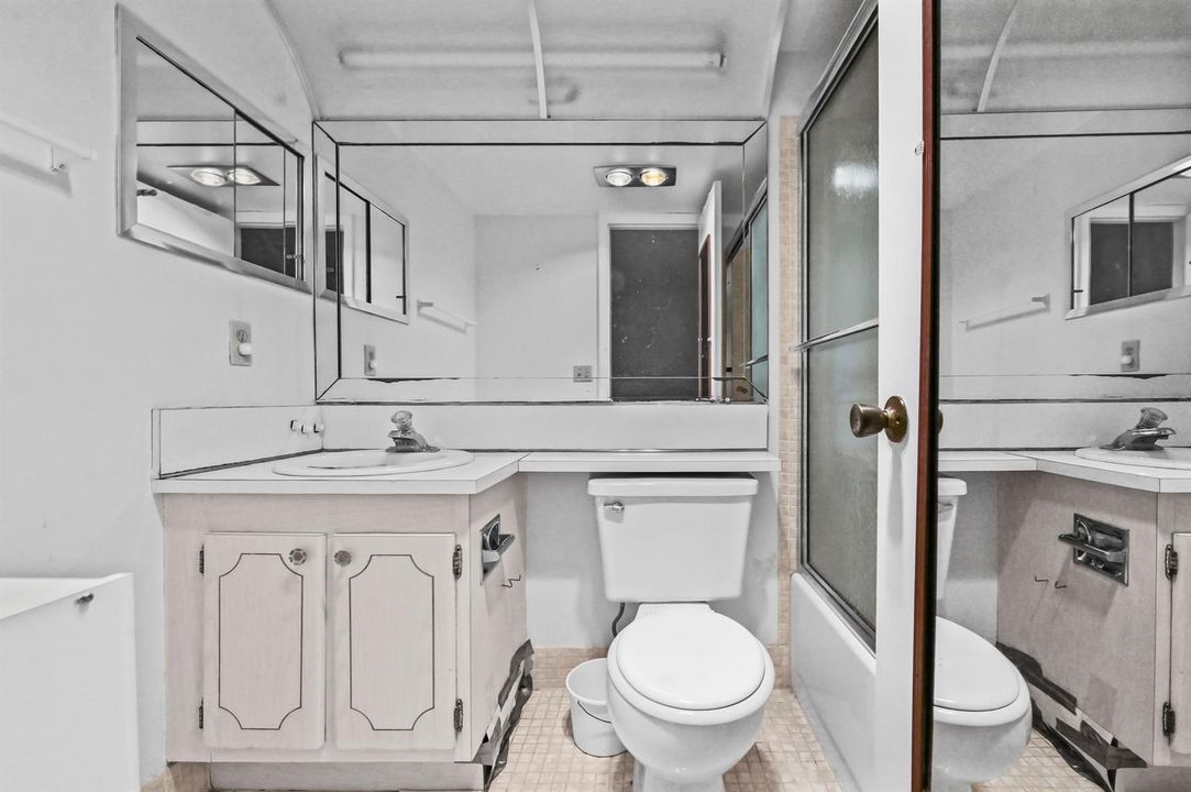 15 Bathroom 01