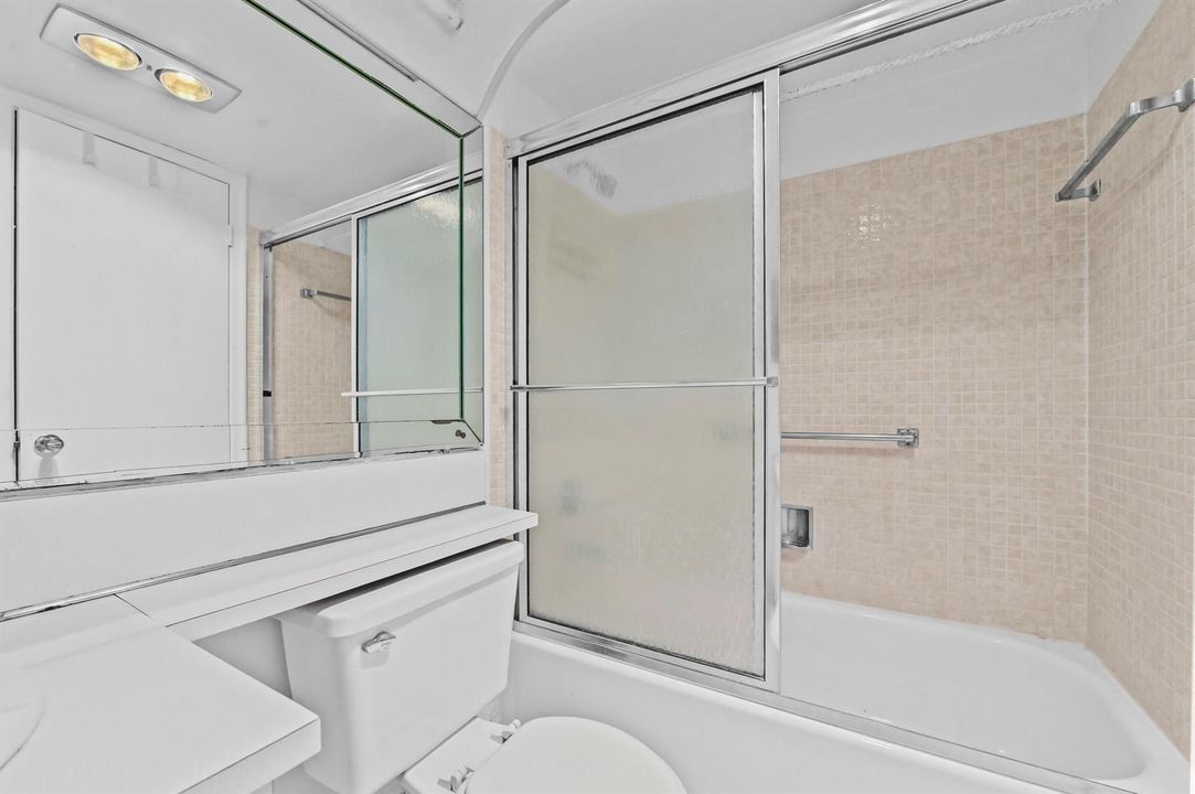 16 Bathroom 02