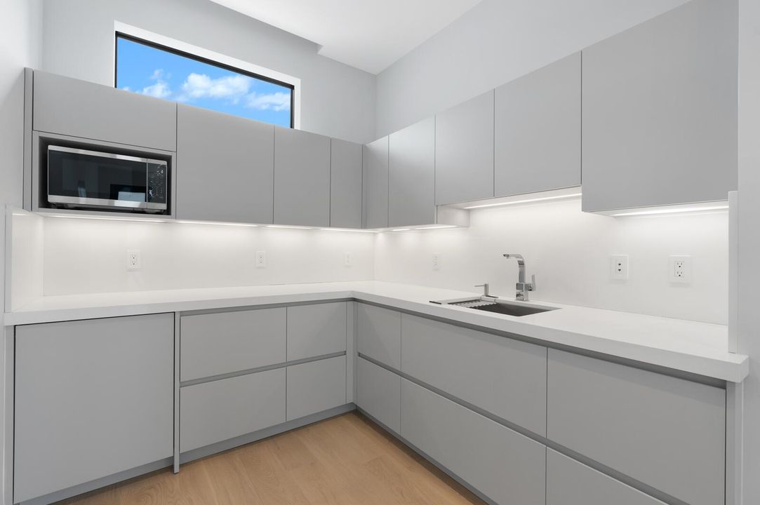 LG100900-MLS