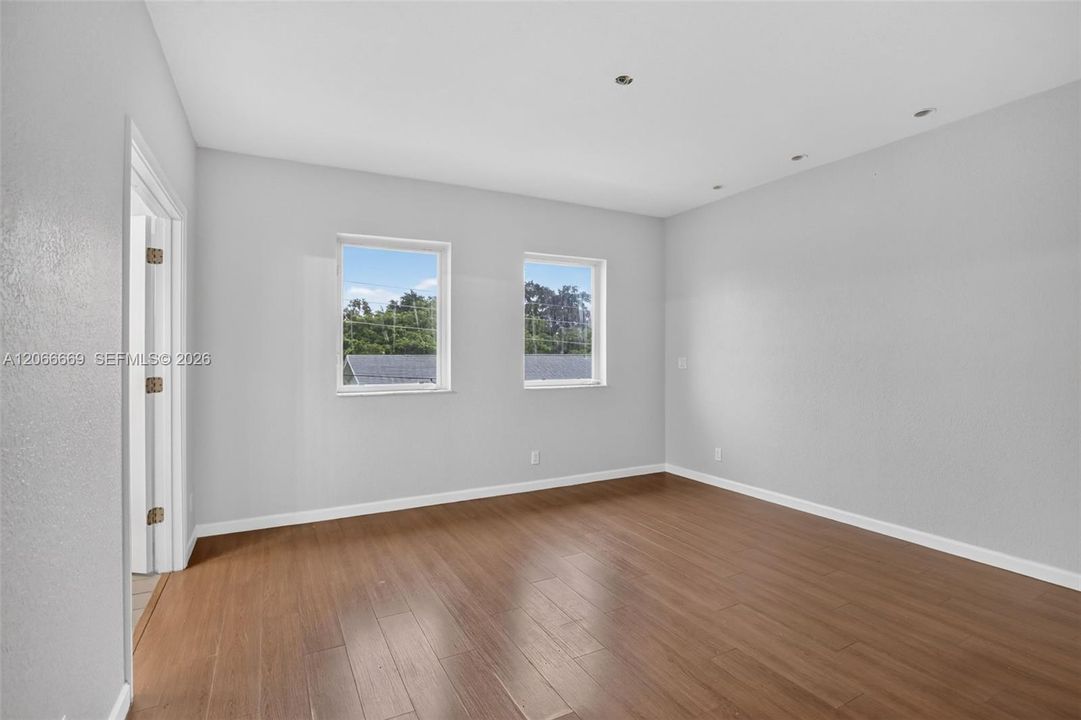 Active With Contract: $3,000 (3 beds, 2 baths, 1906 Square Feet)