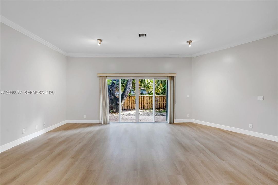 En Venta: $450,000 (3 camas, 2 baños, 2000 Pies cuadrados)