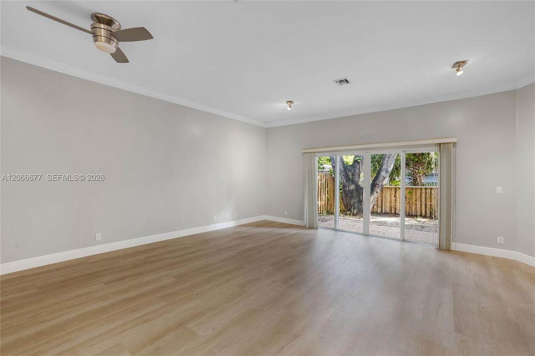 En Venta: $450,000 (3 camas, 2 baños, 2000 Pies cuadrados)