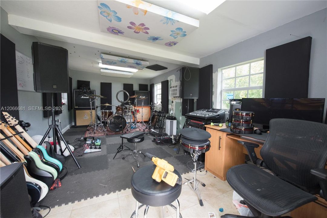 For Sale: $3,499,000 (7 beds, 6 baths, 3790 Square Feet)