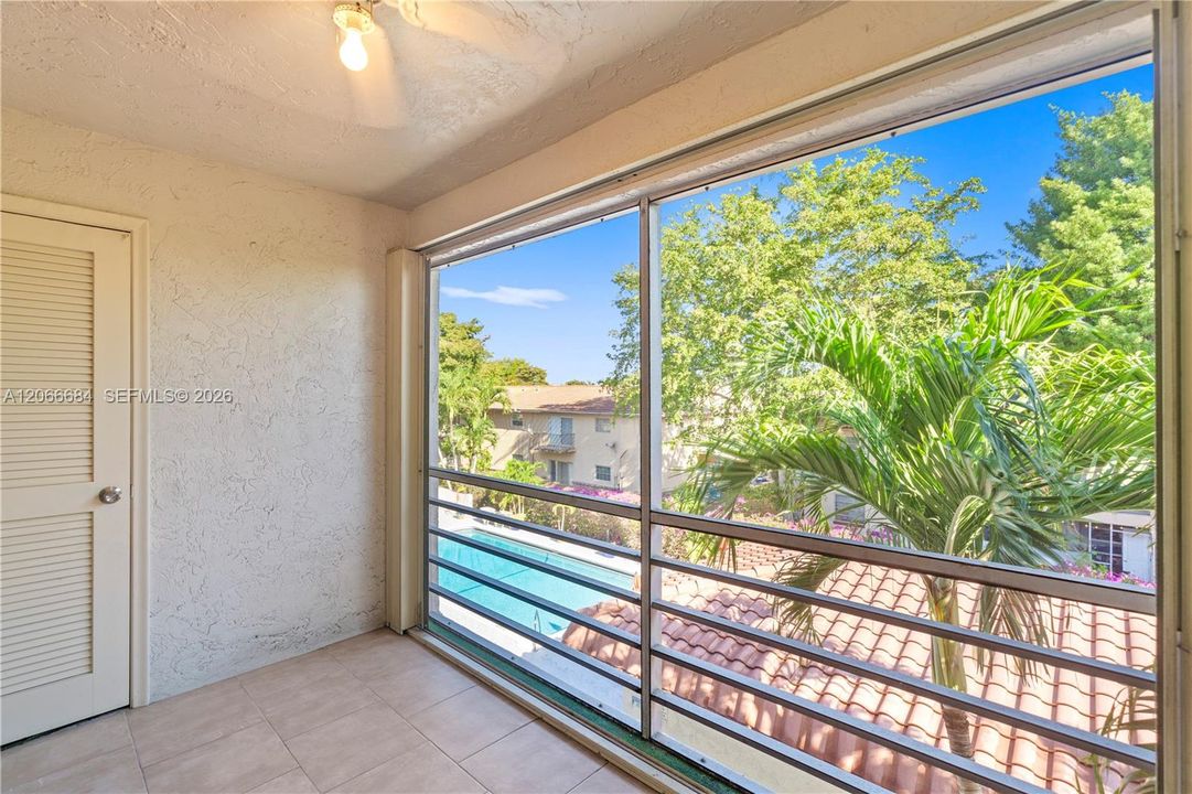 For Sale: $125,000 (1 beds, 1 baths, 720 Square Feet)
