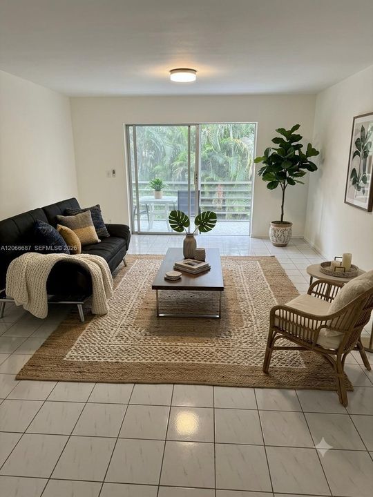For Sale: $155,000 (1 beds, 1 baths, 785 Square Feet)