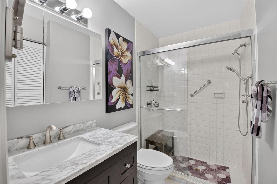 MASTER w/ WALK-IN SHOWER