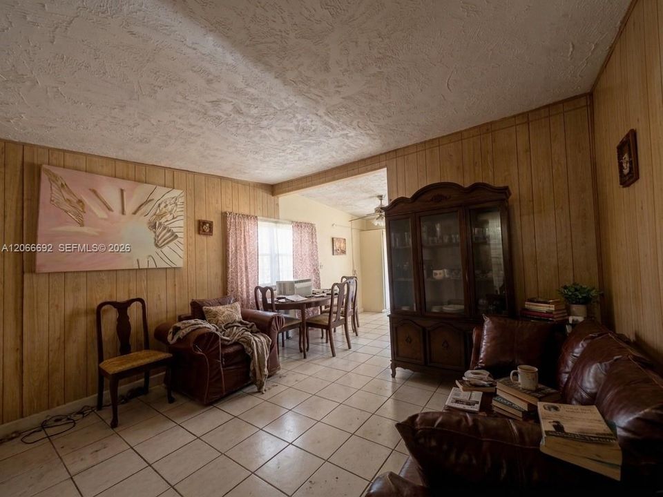 En Venta: $409,000 (5 camas, 2 baños, 1798 Pies cuadrados)