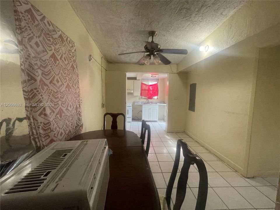 En Venta: $409,000 (5 camas, 2 baños, 1798 Pies cuadrados)