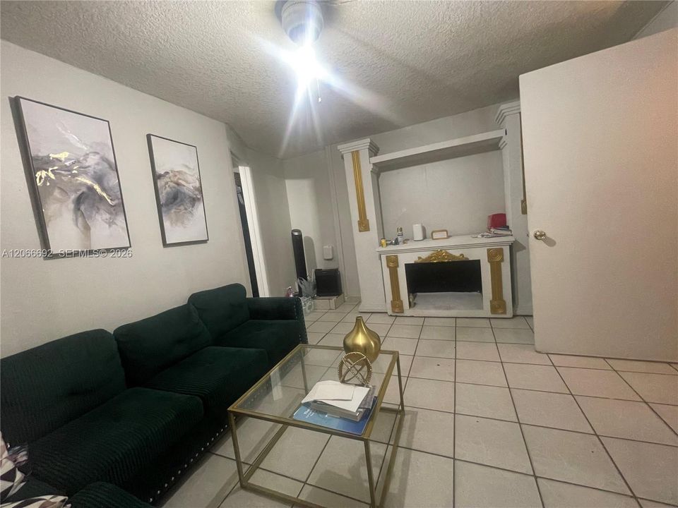 En Venta: $409,000 (5 camas, 2 baños, 1798 Pies cuadrados)