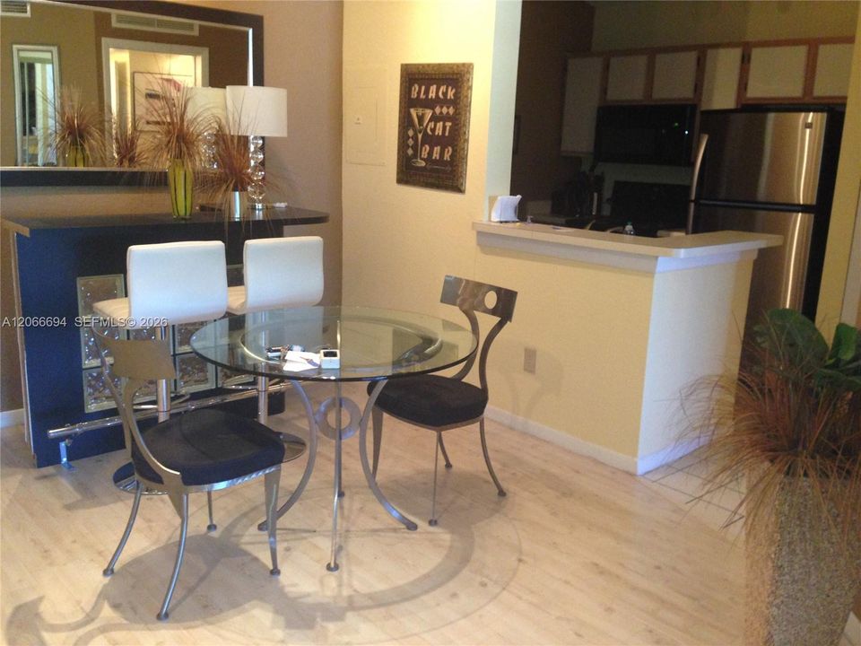 For Sale: $195,000 (1 beds, 1 baths, 804 Square Feet)