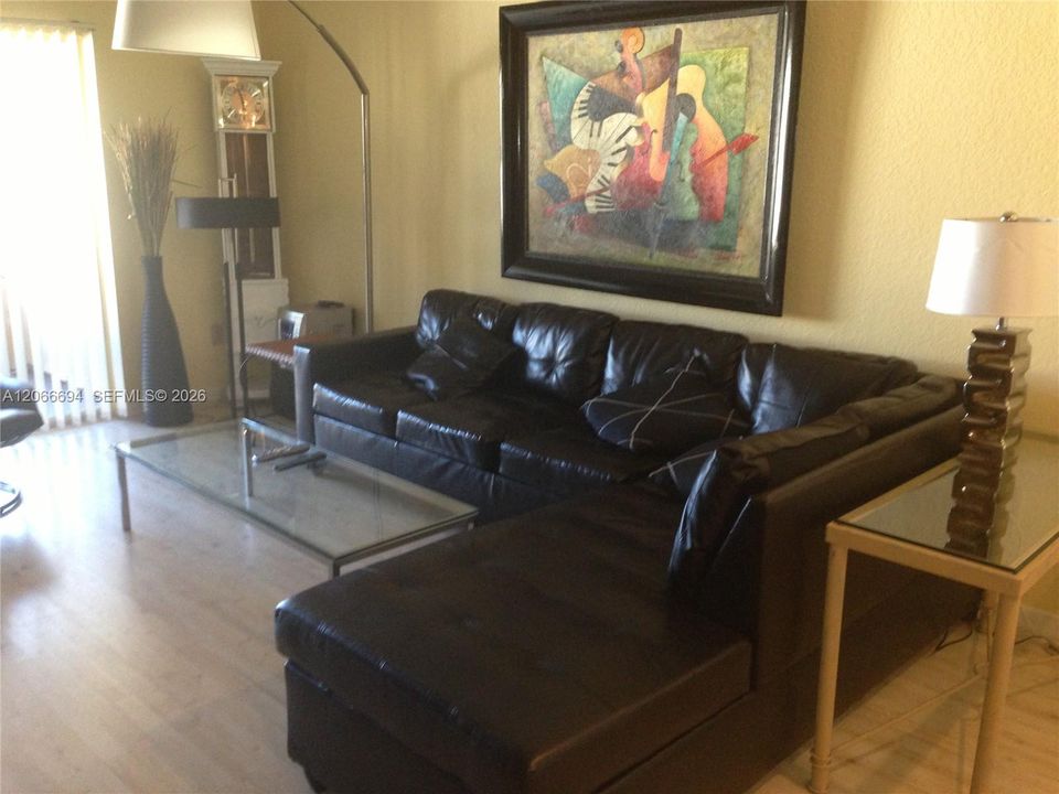 For Sale: $195,000 (1 beds, 1 baths, 804 Square Feet)