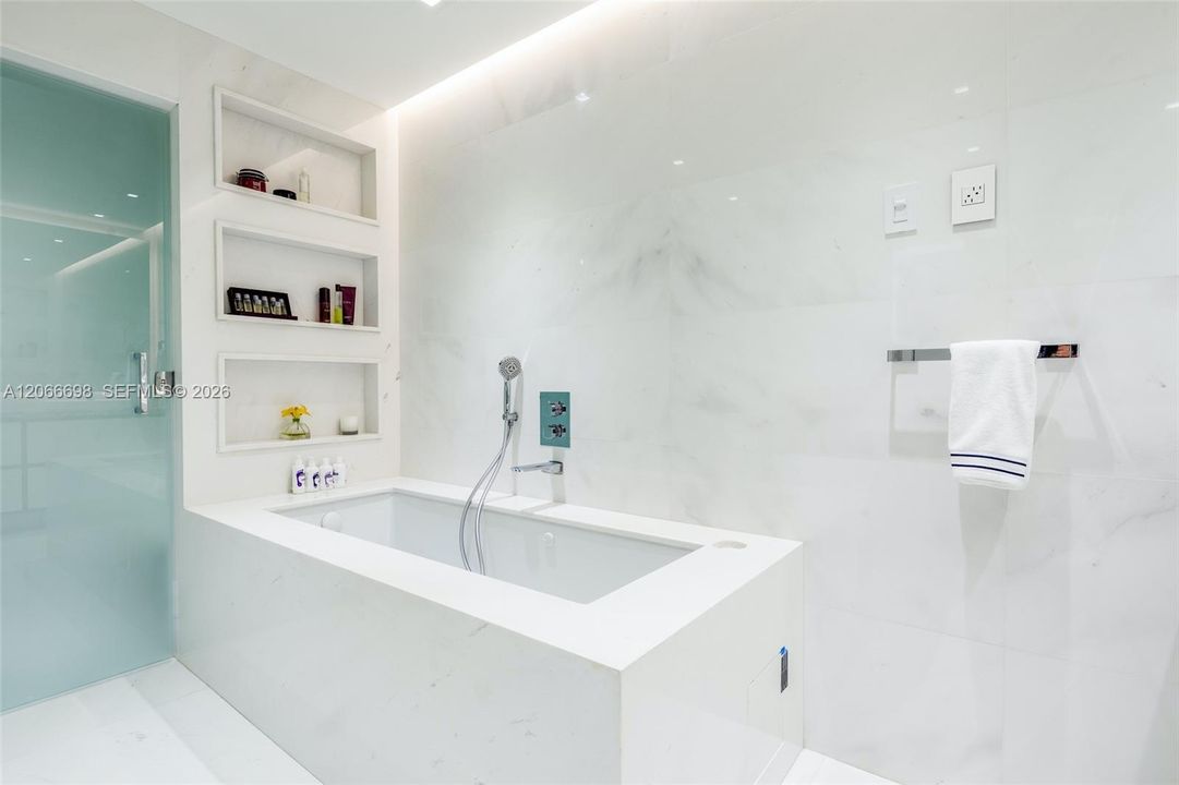 В аренду: $22,500 (2 спален, 2 ванн, 1703 Квадратных фут)