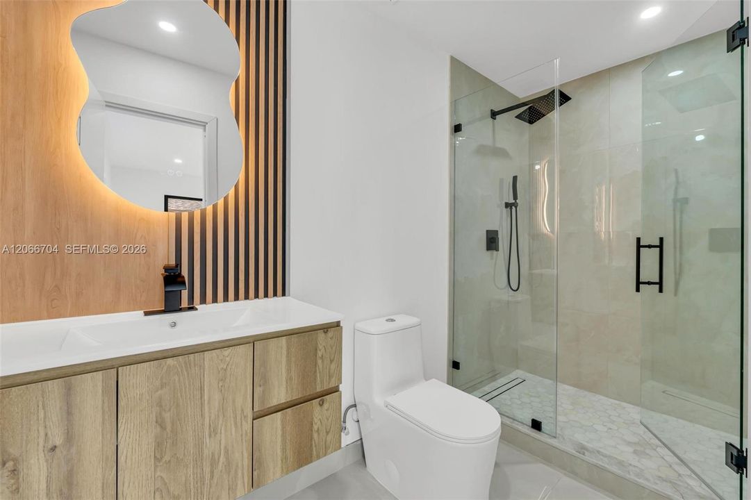 Activo con contrato: $570,000 (3 camas, 2 baños, 1300 Pies cuadrados)