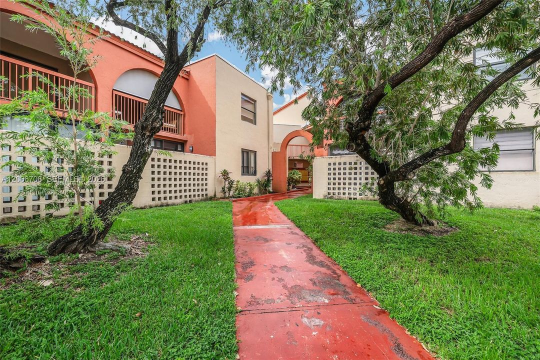 For Sale: $295,000 (2 beds, 2 baths, 1000 Square Feet)
