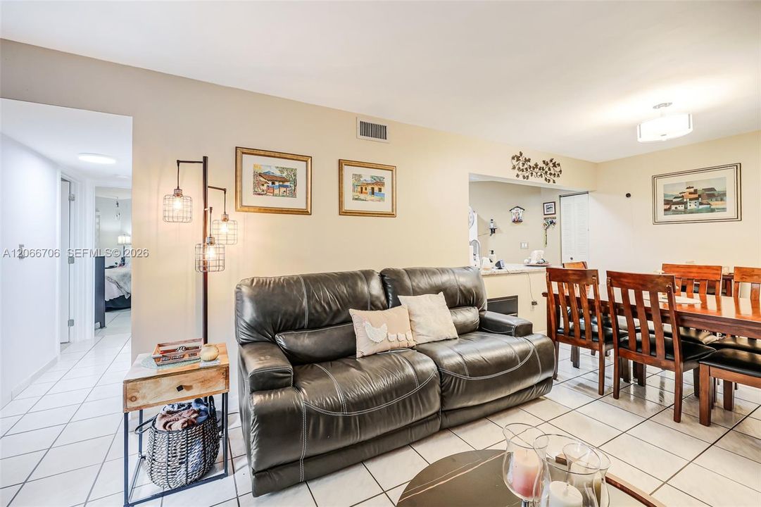 For Sale: $295,000 (2 beds, 2 baths, 1000 Square Feet)