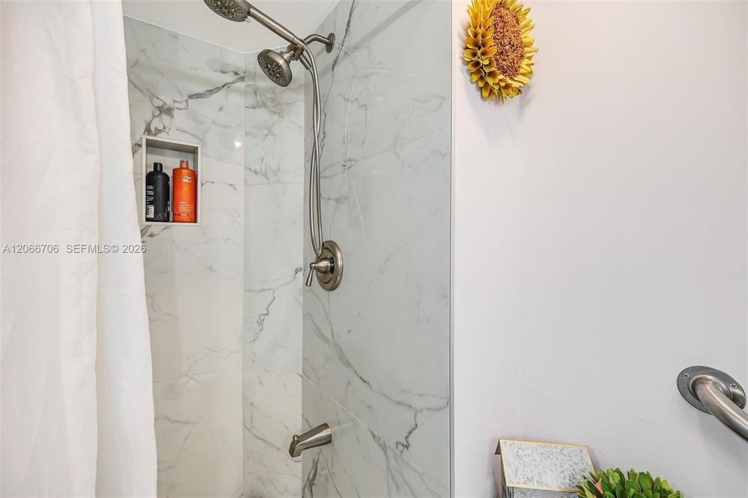 For Sale: $295,000 (2 beds, 2 baths, 1000 Square Feet)