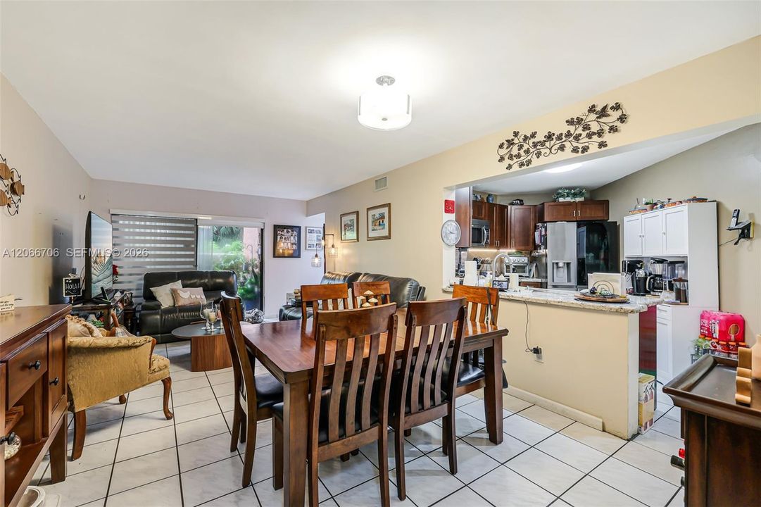 For Sale: $295,000 (2 beds, 2 baths, 1000 Square Feet)