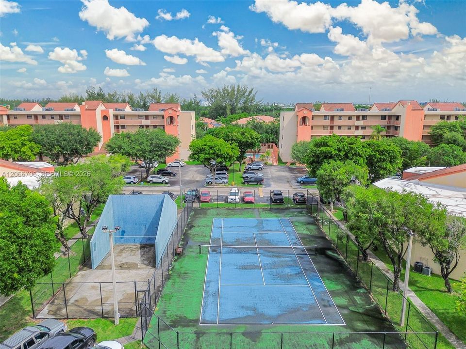 For Sale: $295,000 (2 beds, 2 baths, 1000 Square Feet)