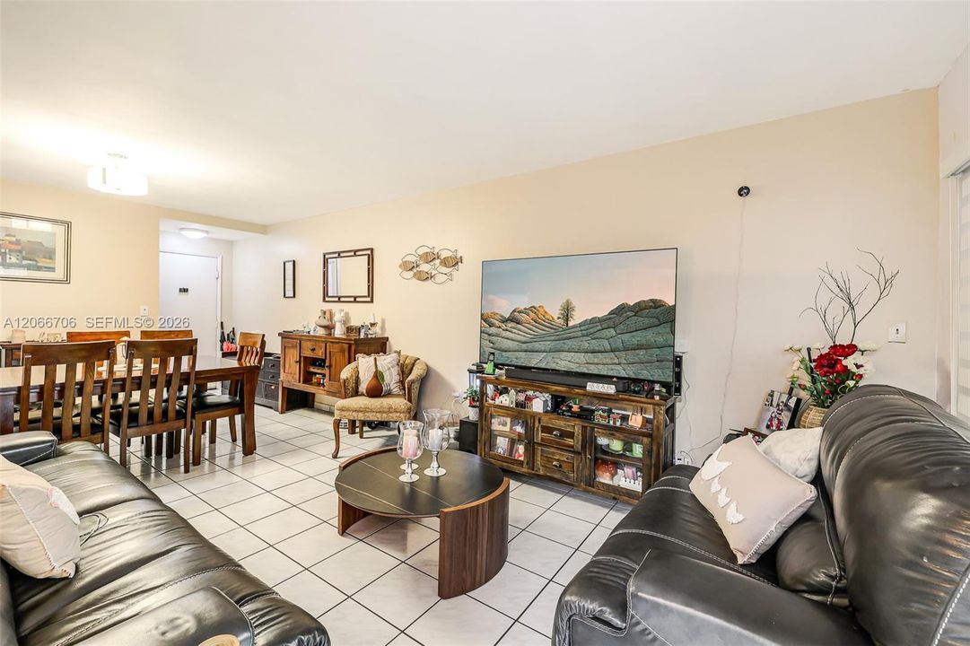 For Sale: $295,000 (2 beds, 2 baths, 1000 Square Feet)