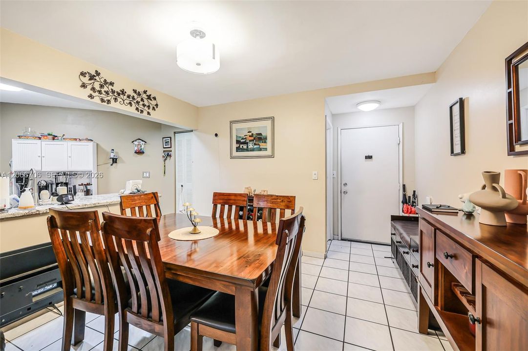 For Sale: $295,000 (2 beds, 2 baths, 1000 Square Feet)