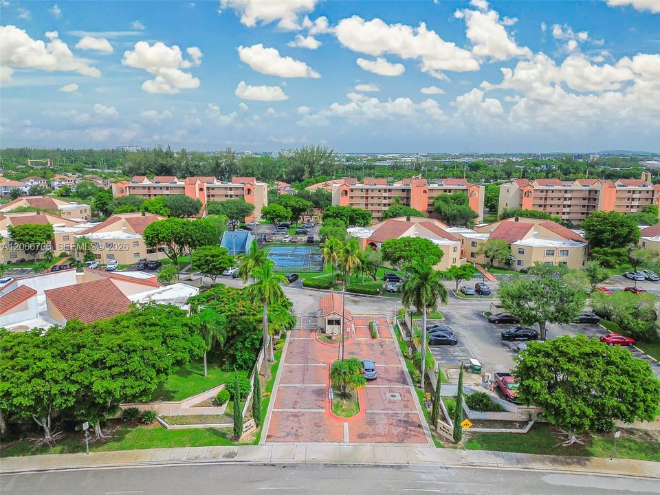 For Sale: $295,000 (2 beds, 2 baths, 1000 Square Feet)