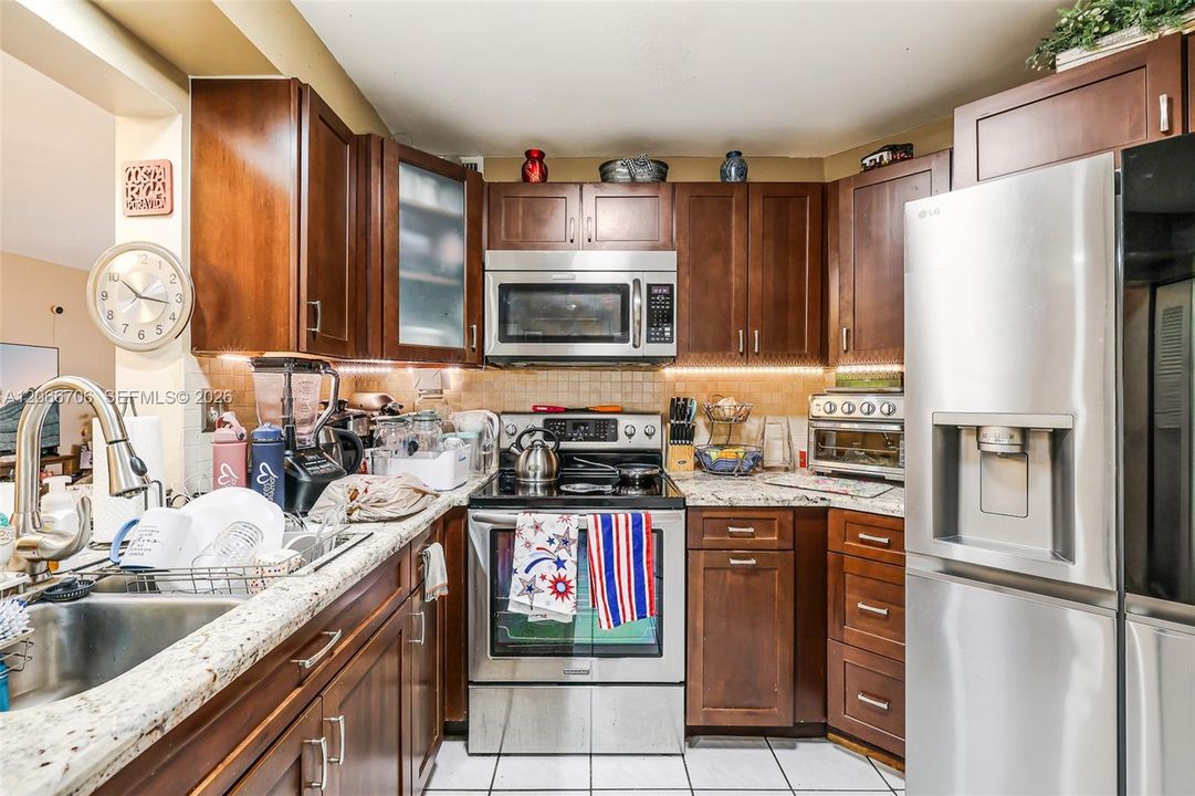 For Sale: $295,000 (2 beds, 2 baths, 1000 Square Feet)