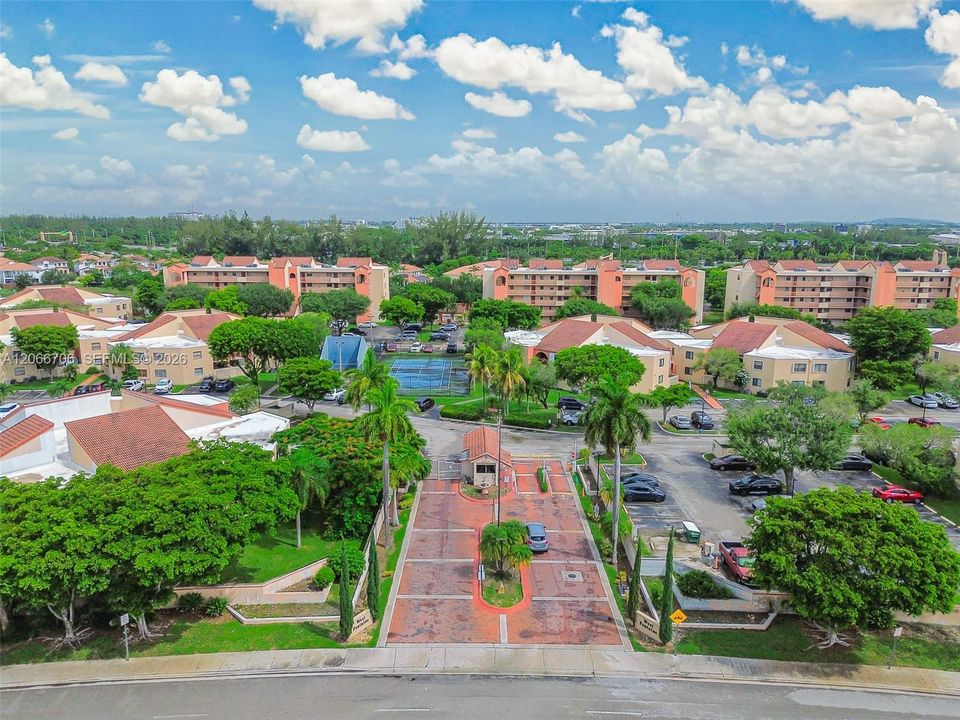 For Sale: $295,000 (2 beds, 2 baths, 1000 Square Feet)