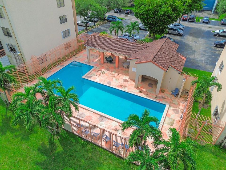 For Sale: $295,000 (2 beds, 2 baths, 1000 Square Feet)