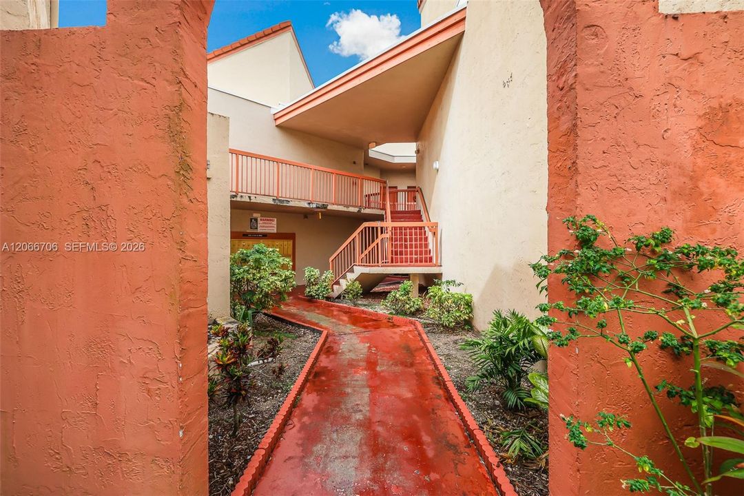 For Sale: $295,000 (2 beds, 2 baths, 1000 Square Feet)
