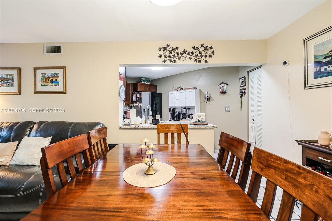 For Sale: $295,000 (2 beds, 2 baths, 1000 Square Feet)