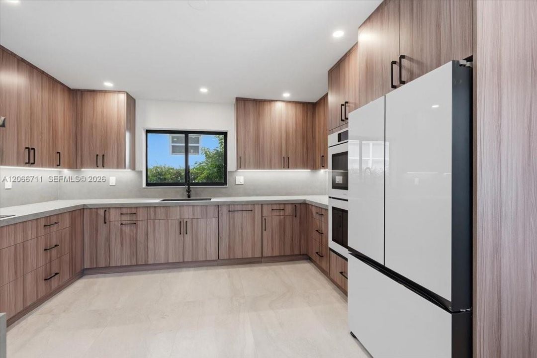 В аренду: $8,500 (3 спален, 2 ванн, 2052 Квадратных фут)
