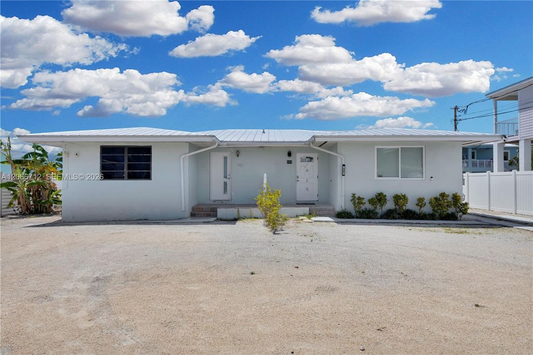 For Sale: $675,000 (2 beds, 2 baths, 945 Square Feet)