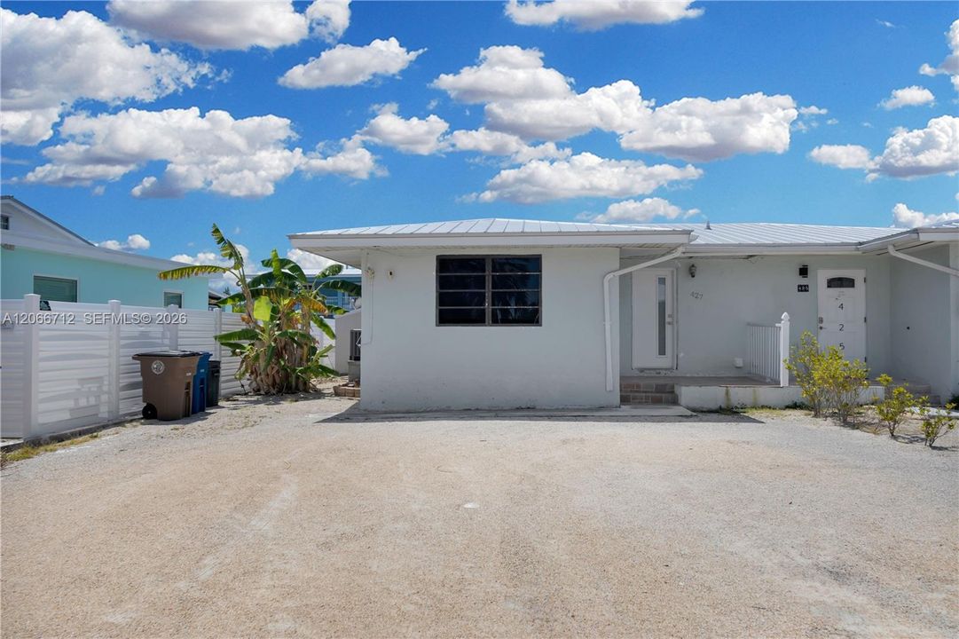 For Sale: $675,000 (2 beds, 2 baths, 945 Square Feet)