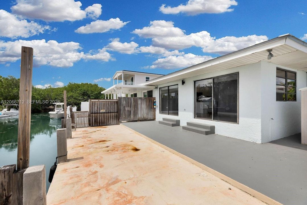 For Sale: $675,000 (2 beds, 2 baths, 945 Square Feet)